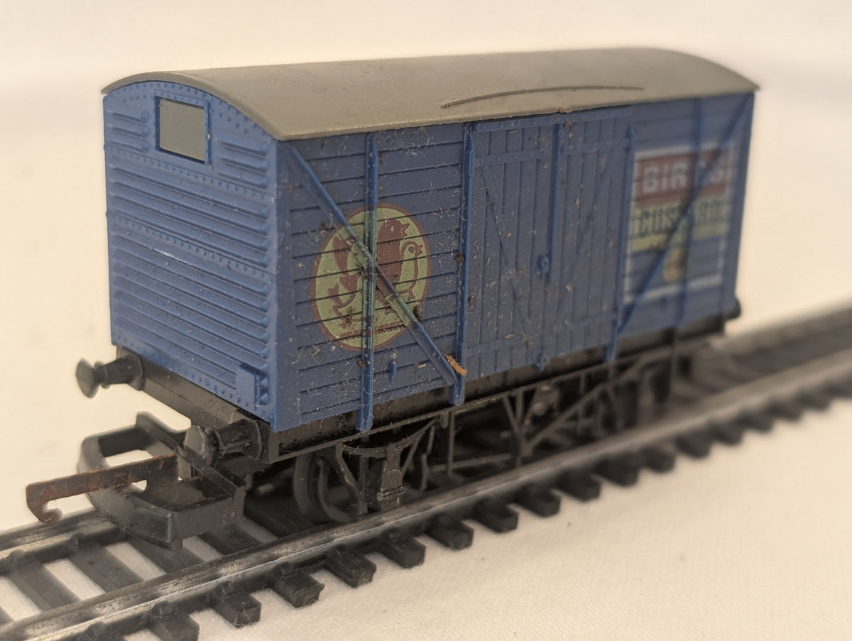 Lima 305607 OO Gauge 20 Ton Ventilated Van – “Bird’s Custard”