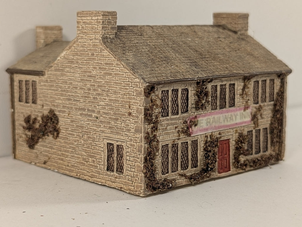 N Gauge The Railway Inn Building R8634