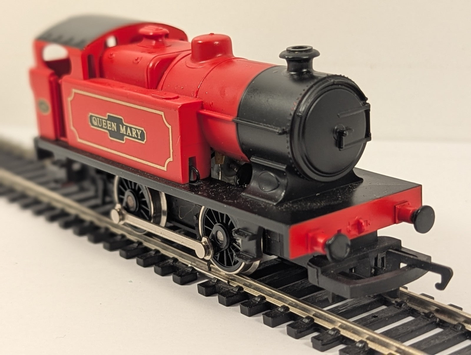 Hornby OO Gauge Class 0F Holden 101 0-4-0T 'Queen Mary' Steam Loco