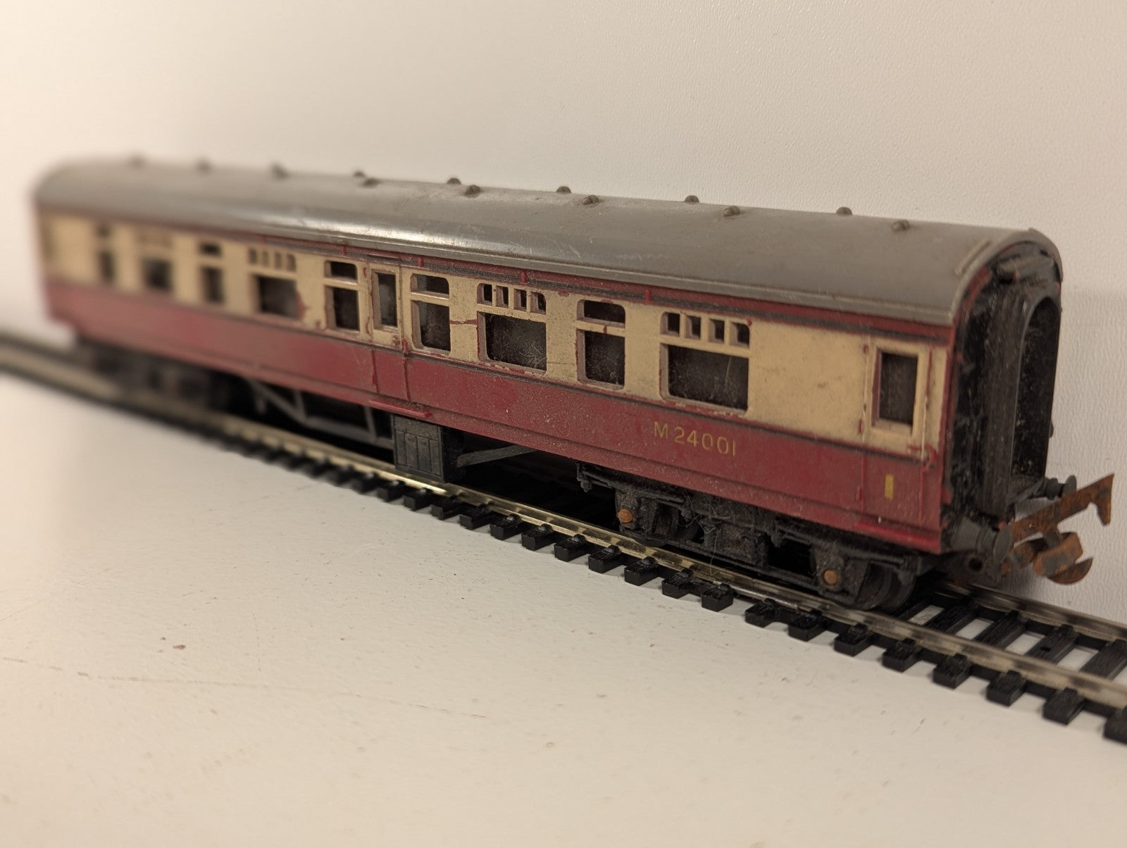 Tri-ang OO Gauge R29 Main Line Composite Coach M24001