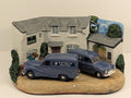 Vanguards 1:43 Austin A40 Van & Ford Anglia Van Whitbread 2 Piece Set & Diorama