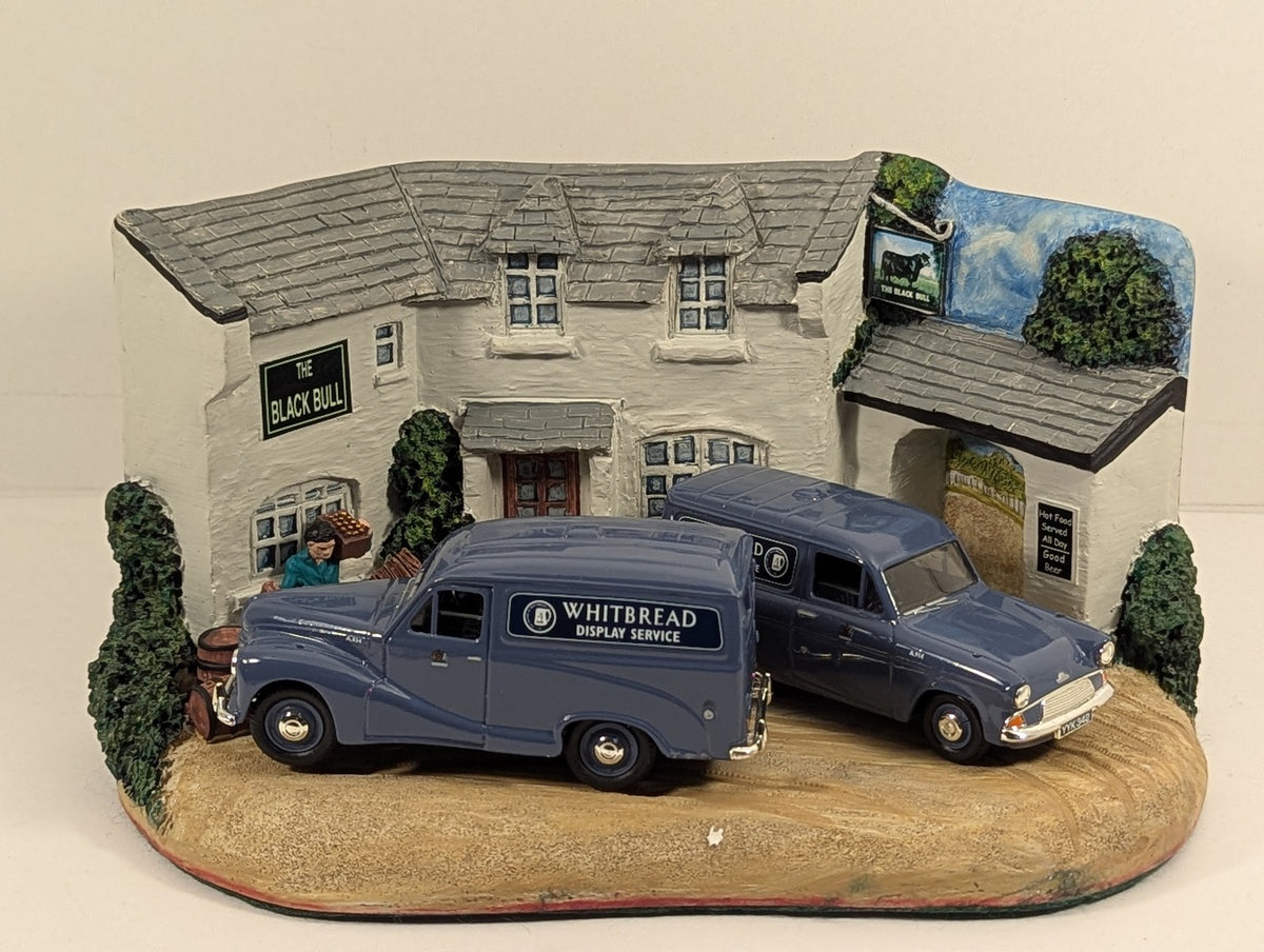 Vanguards 1:43 Austin A40 Van & Ford Anglia Van Whitbread 2 Piece Set & Diorama