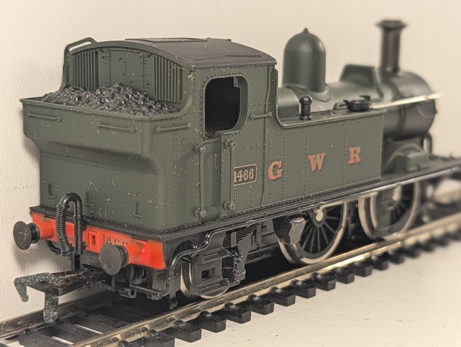Airfix OO Gauge GWR 1400 Class 0-4-2T Steam Locomotive 1466 GWR Green