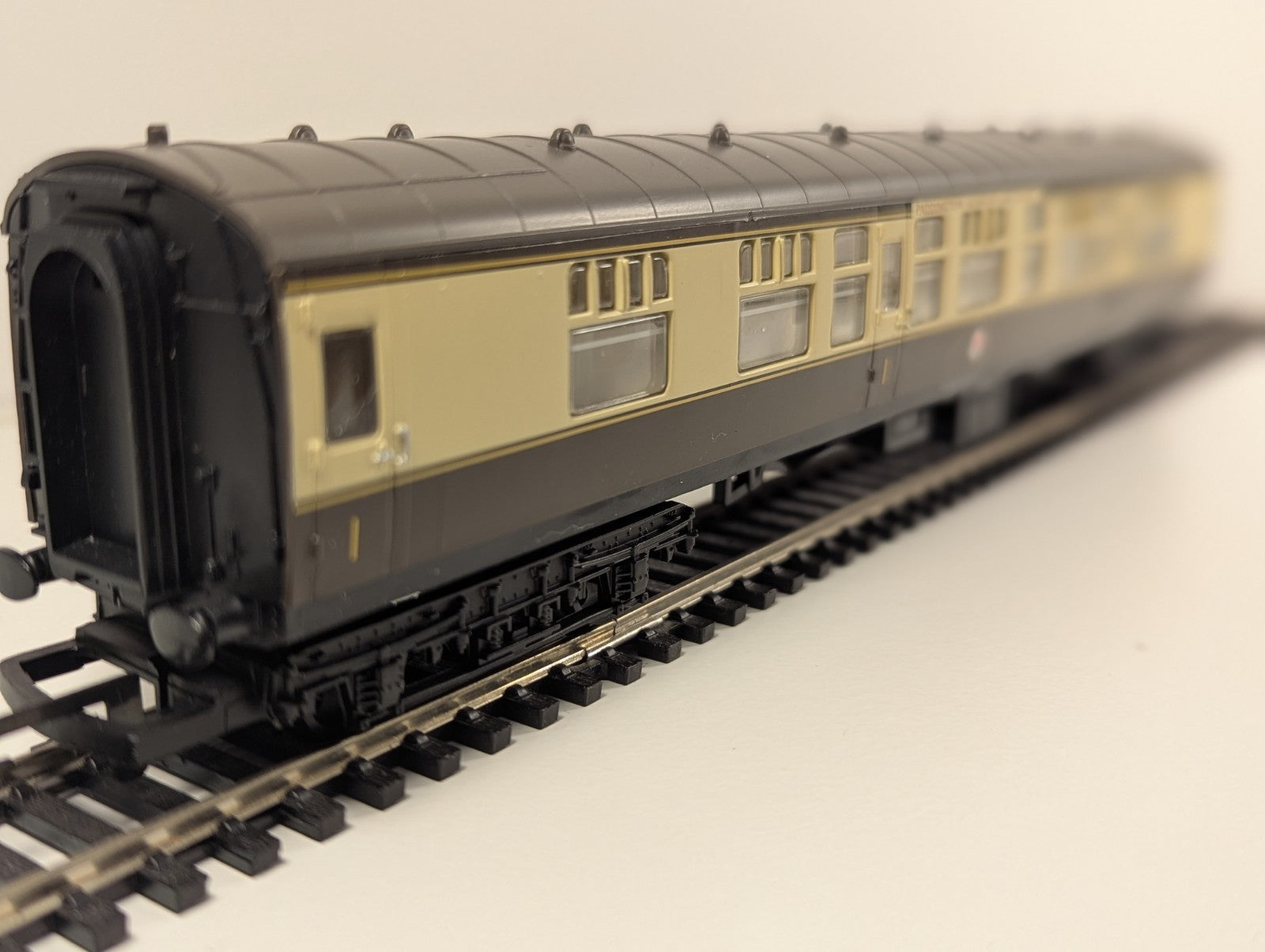 Hornby BR Mk1 Brake Standard Corridor (BSK) – W15583 – Chocolate & Cream