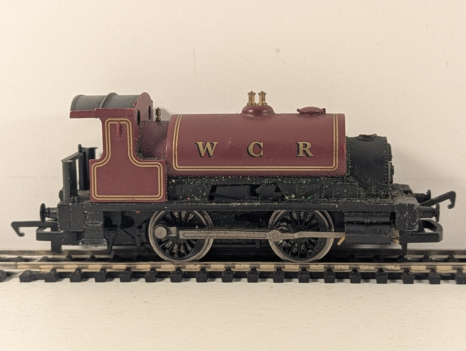 Hornby OO Gauge 0-4-0 Holden Saddle Tank Steam Locomotive WCR Maroon Non-Runner