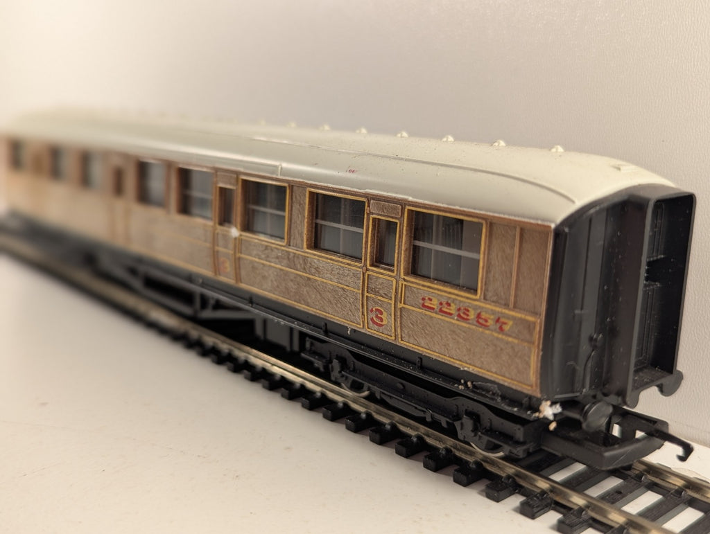 Hornby OO Gauge LNER Composite Coach Passenger Coach 22357 LNER Teak