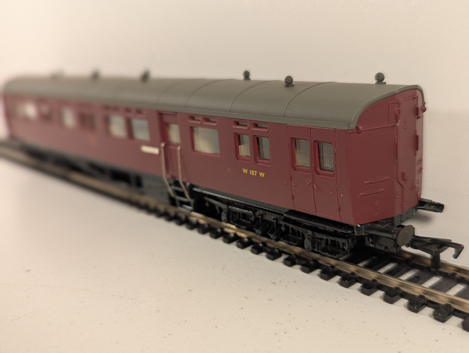 Airfix 54256-8 GWR Auto Coach BR Maroon OO Gauge Boxed - Missing Buffer Head