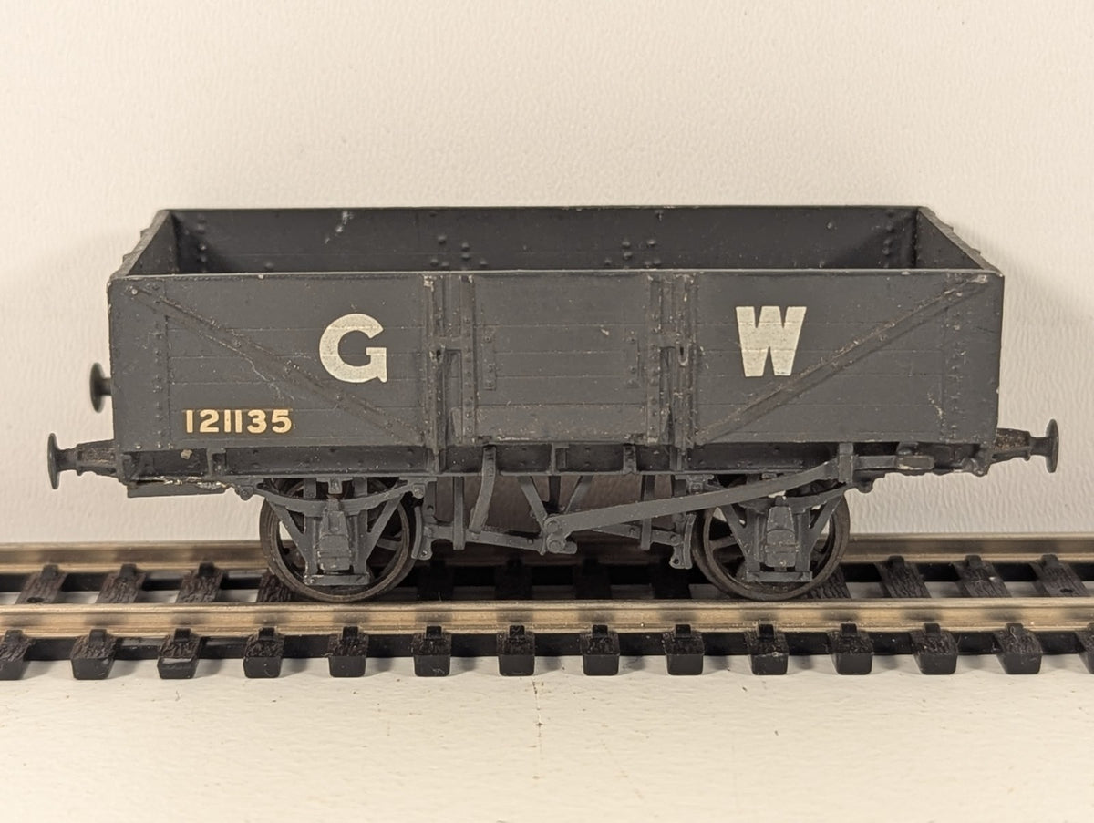 Peco OO gauge GWR 5-plank open goods wagon kit - body comes of wheels