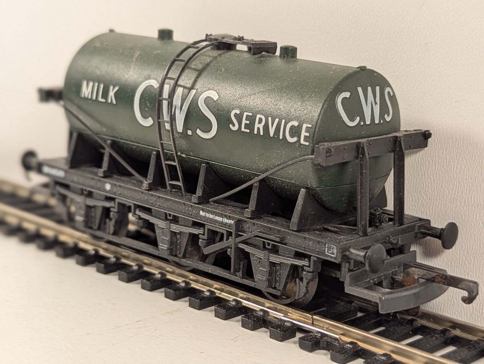 Lima OO Gauge 6-Wheel Milk Tank Wagon CWS Black
