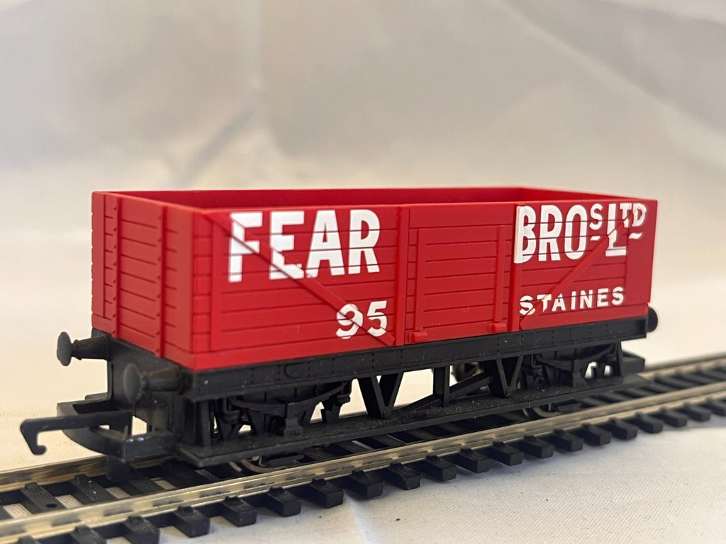 Hornby R1111 OO Gauge Fear Bros Staines LWB 7 Plank Wagon