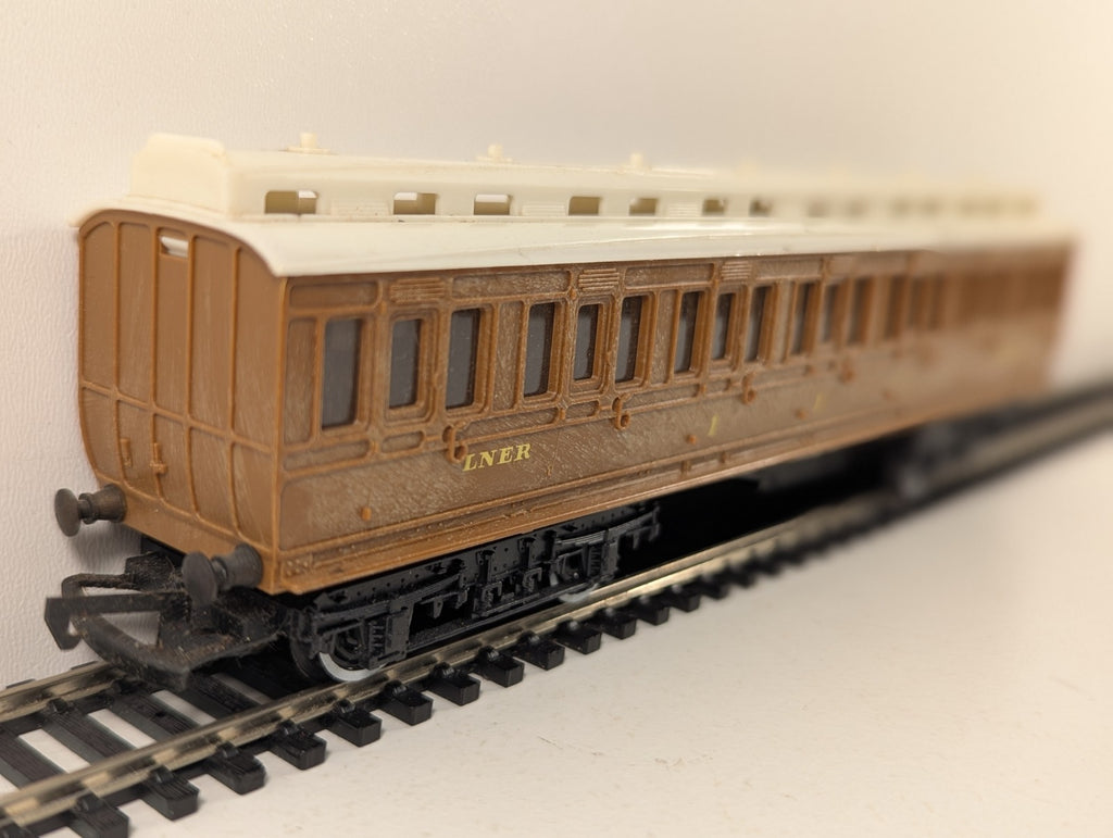 Hornby R332 OO Gauge First Class Clerestory Composite Coach