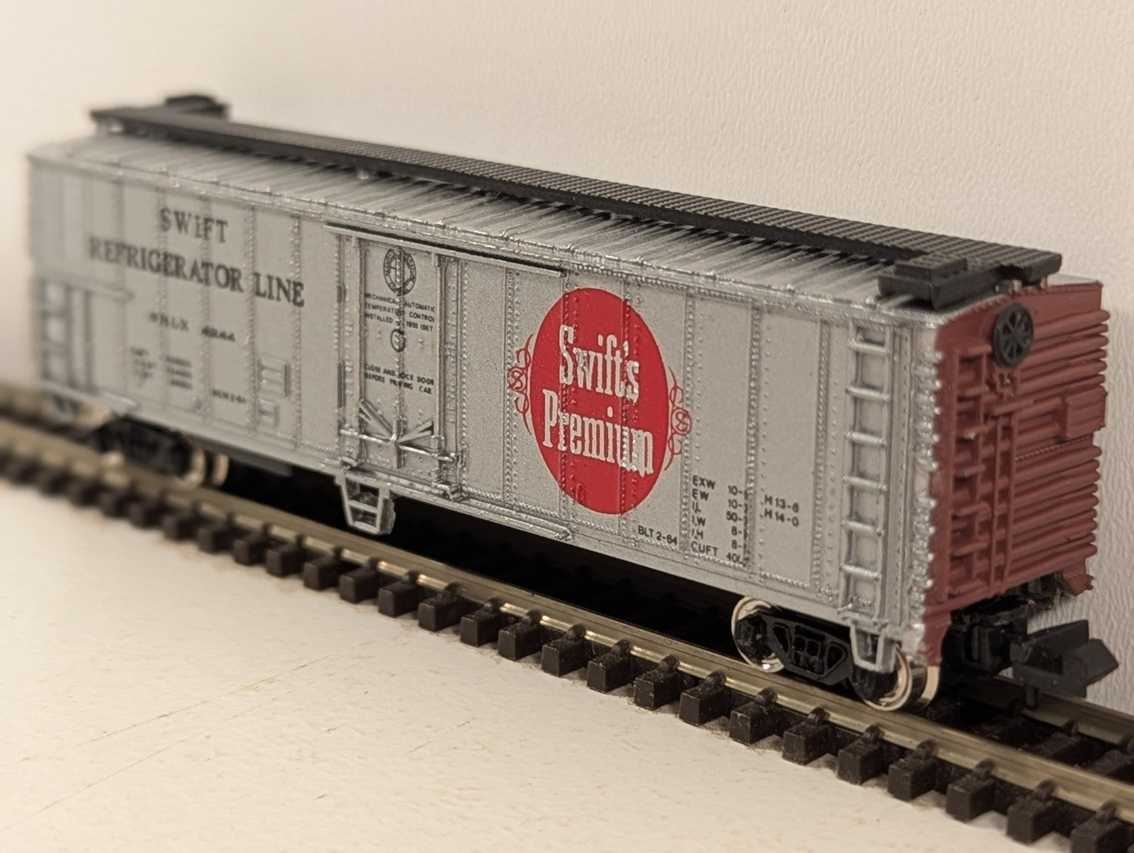 Bachmann N Gauge 51ft Swift's Premium Steel Reefer Car
