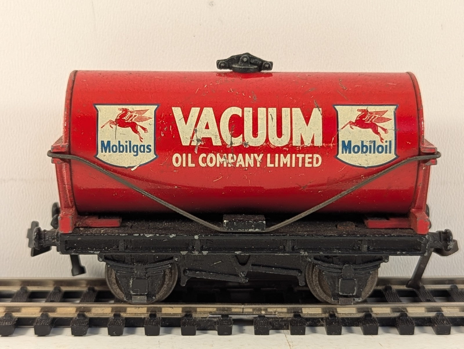 Hornby Dublo OO Gauge Vacuum Oil Company Tank Wagon Vacuum Oil Red