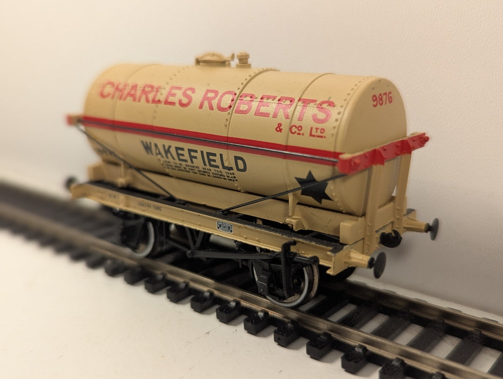 Bachmann 37-650K OO Gauge 14T Tank Wagon Charles Roberts Wakefield