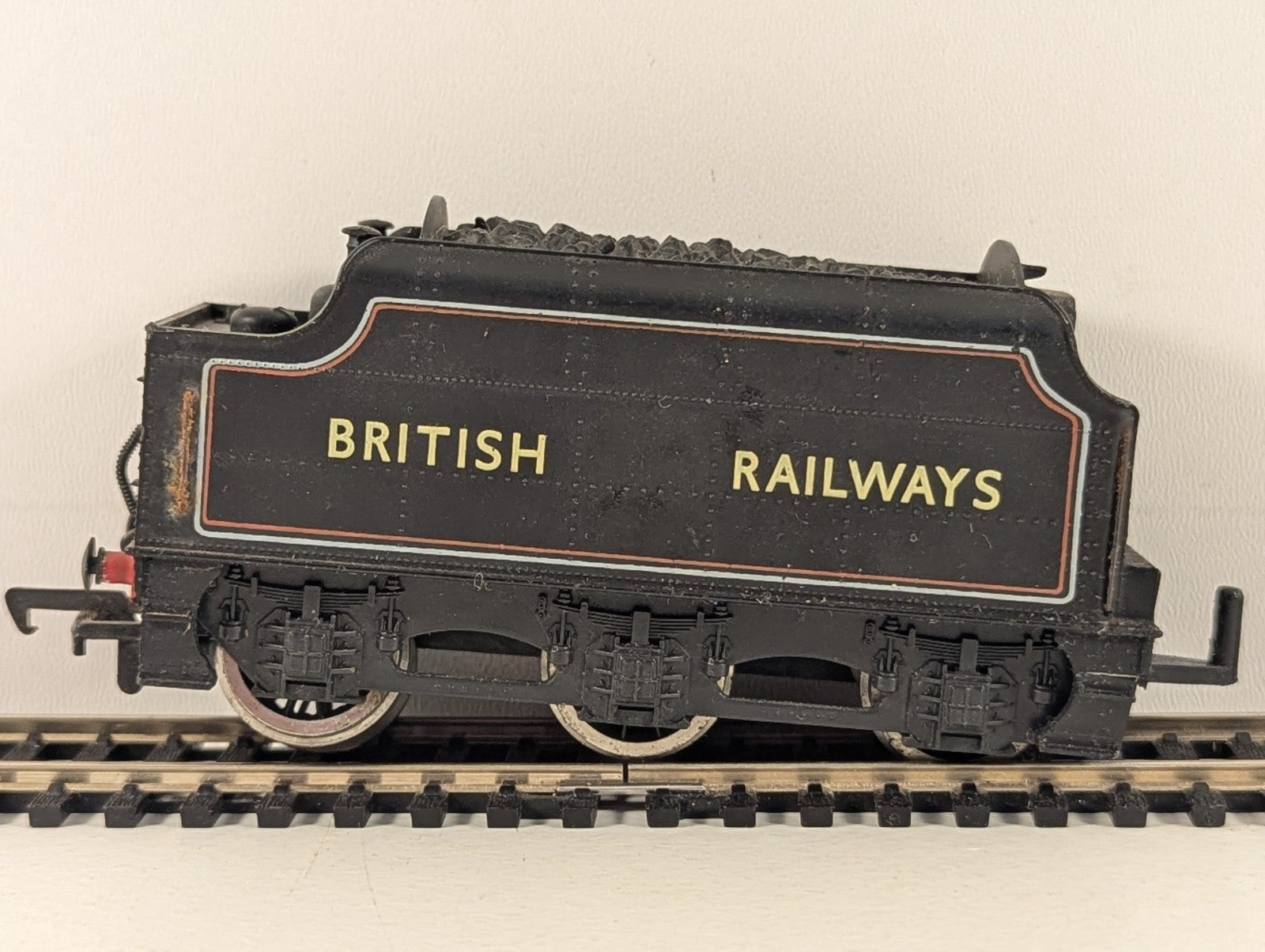Mainline OO Gauge Stanier Tender BR Lined Black - Spares/Repairs
