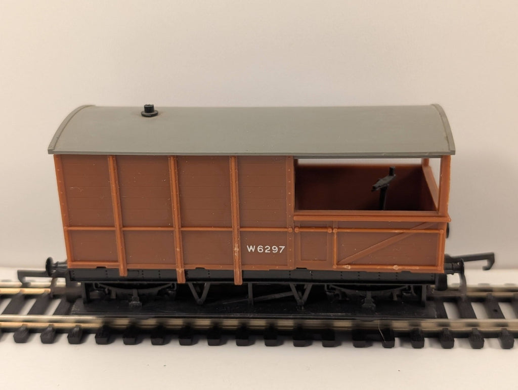 Tri-ang R124 OO Gauge Brake Van – BR Brown Livery