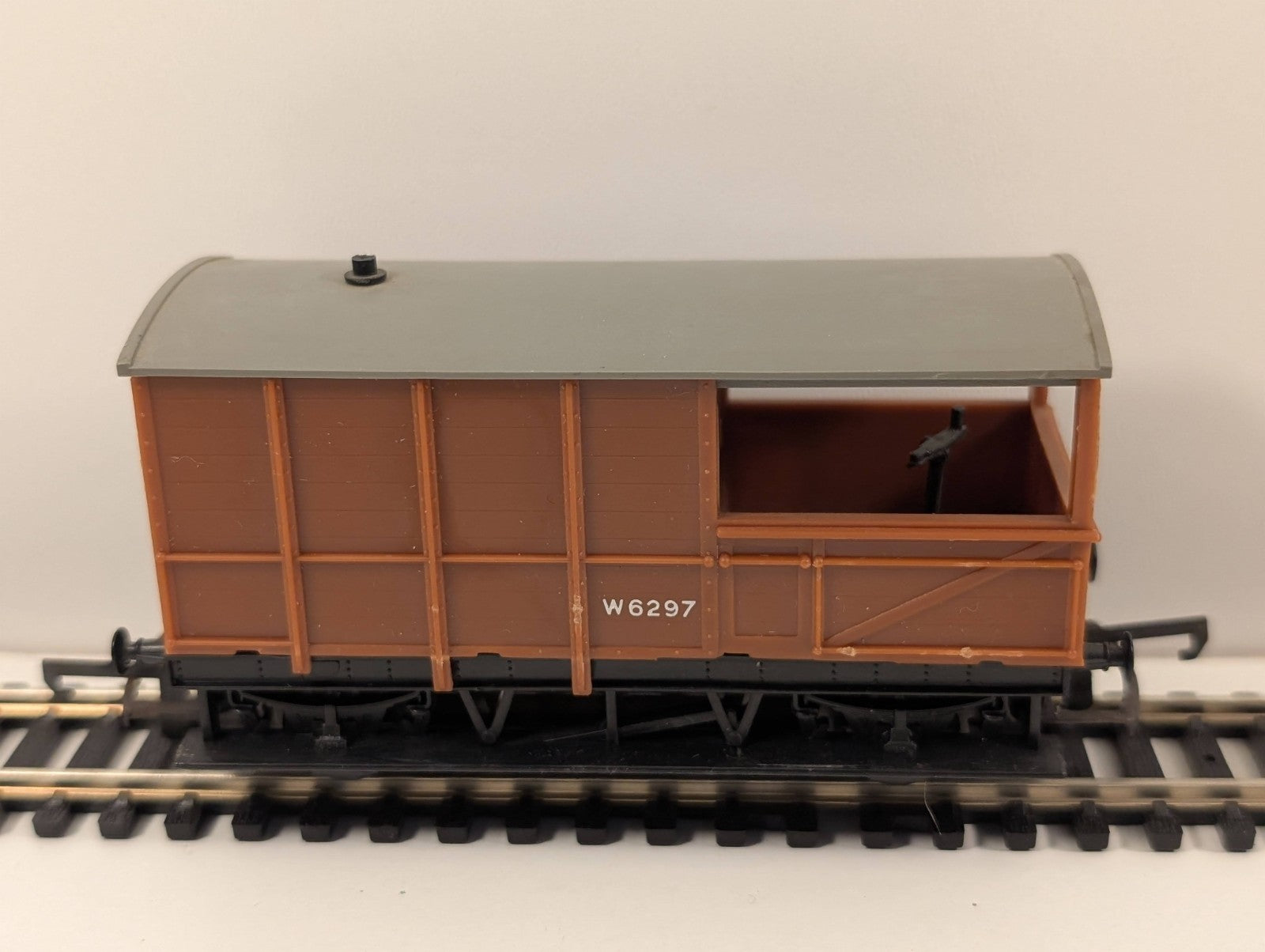 Tri-ang R124 OO Gauge Brake Van – BR Brown Livery