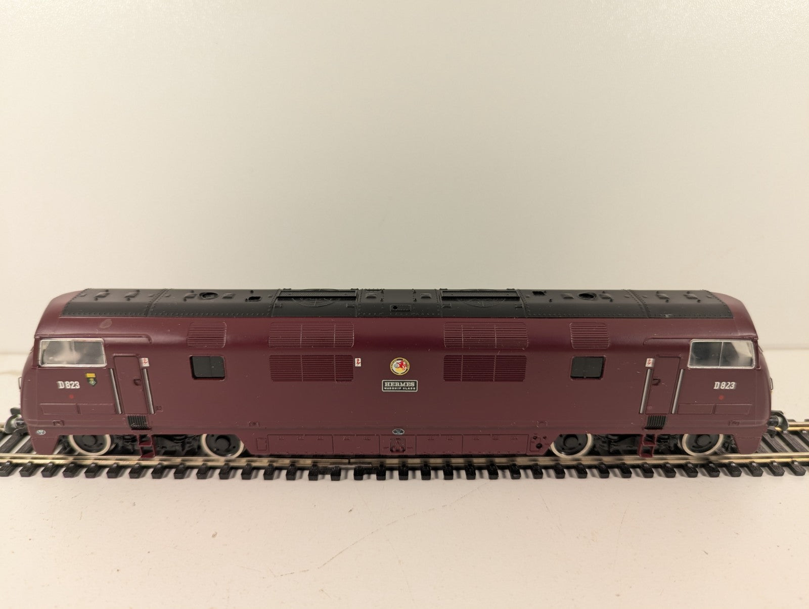 Mainline Railways 37-073 Class 43 “Warship” D823 “Hermes” BR Maroon
