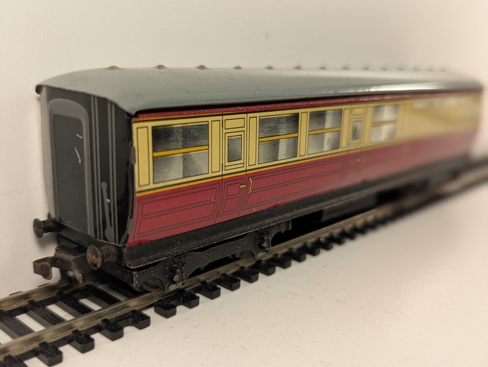 Hornby Dublo D11 E45402E Brake/Third Coach Red & Cream OO Gauge