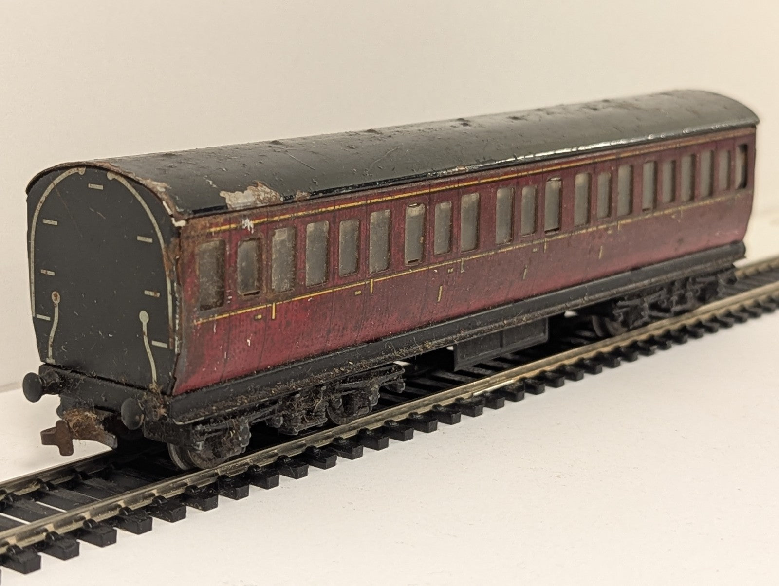 Hornby Tinplate OO Gauge Maroon Suburban Coach