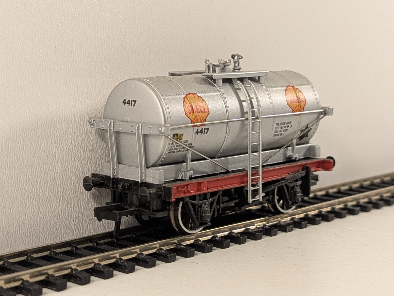 Bachmann OO Gauge 14-Ton Silver Petrol Tank Wagon - Wrong Box