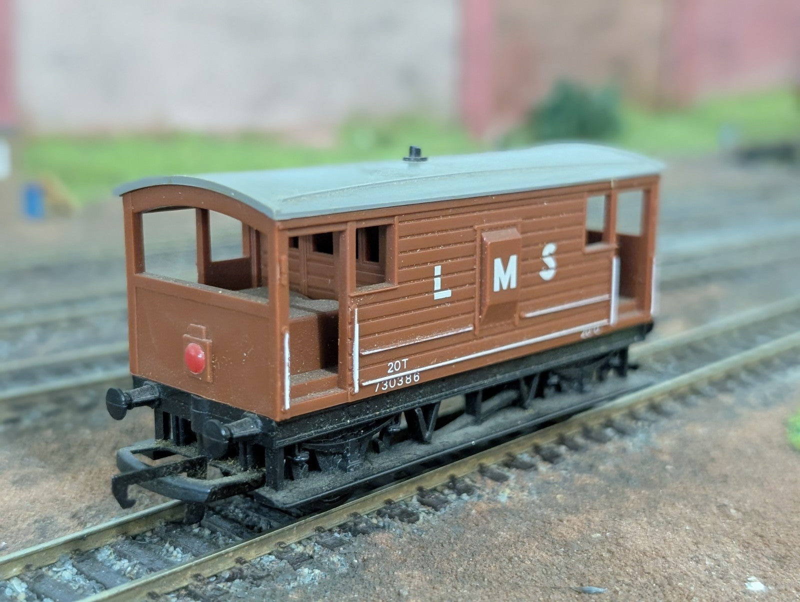 Hornby OO Gauge LMS 20 Ton Brake Van No. 73386 Brown Livery