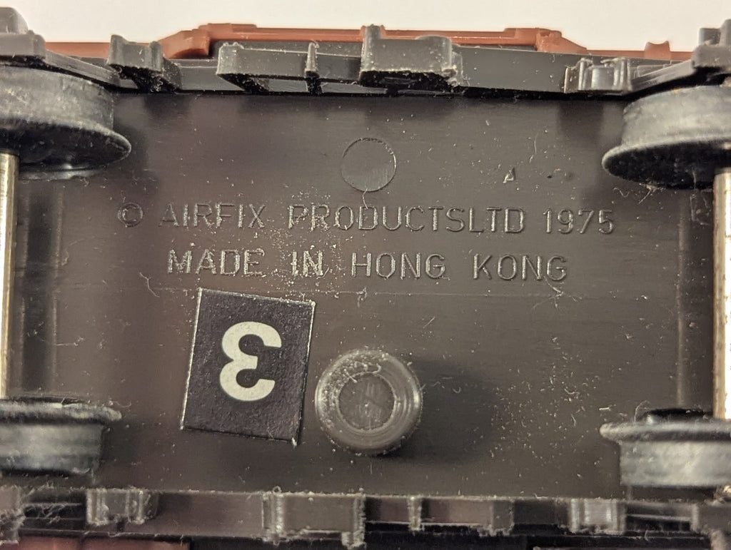 Airfix OO Gauge 12 Ton Ventilated Van Goods Wagon B 751707