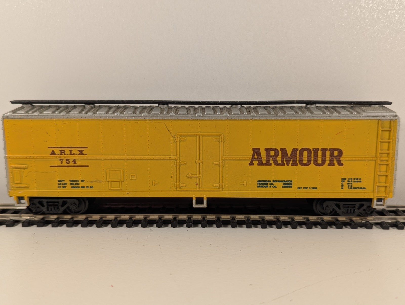 Model Power 9058 Armour Reefer Wagon ARLX 754 Yellow – HO Gauge