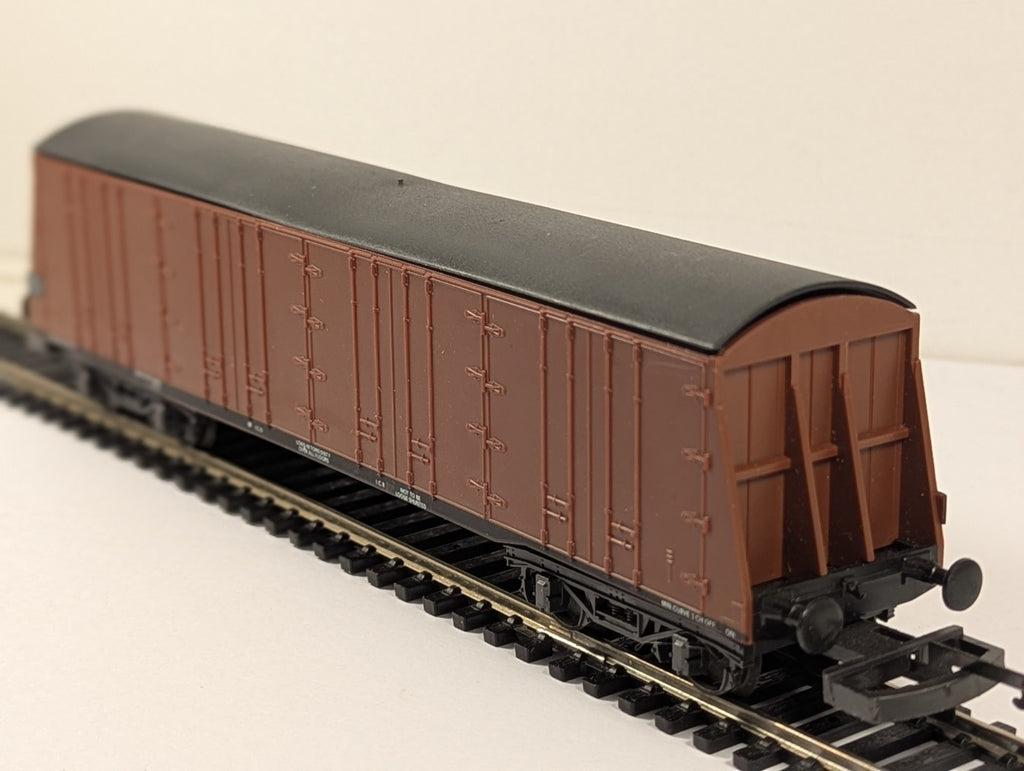 Lima OO Gauge PWA 82T Procor Bogie Pallet Van Red
