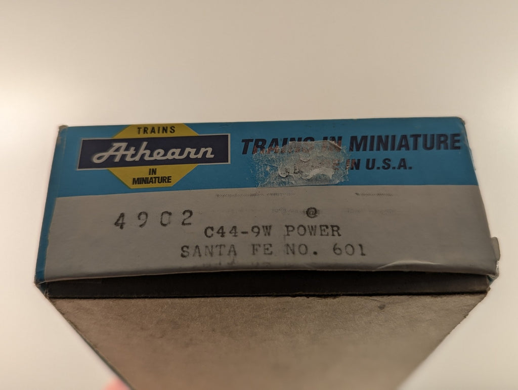 Athearn HO Gauge GE C44-9W Locomotive 601 Santa Fe Warbonnet 4902