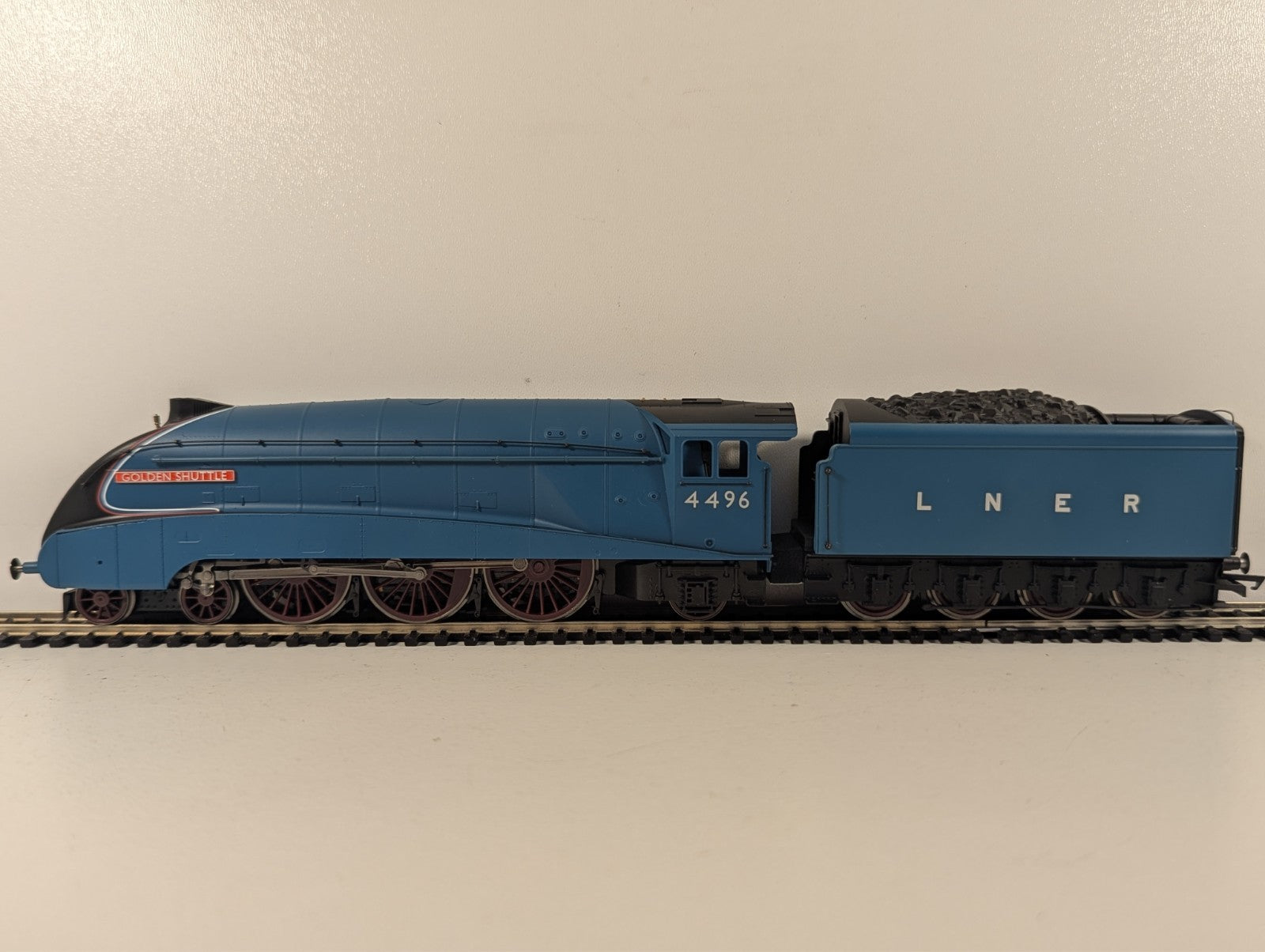 Hornby R3280 Golden Shuttle DCC Ready LNER Class A4 Pacific - Boxed