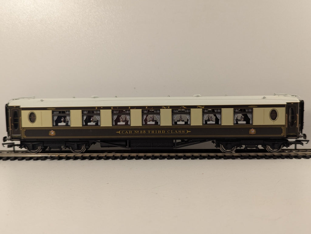 Hornby R4144 Pullman 3rd Class Parlour Car 'Car No. 35'  - Lights up