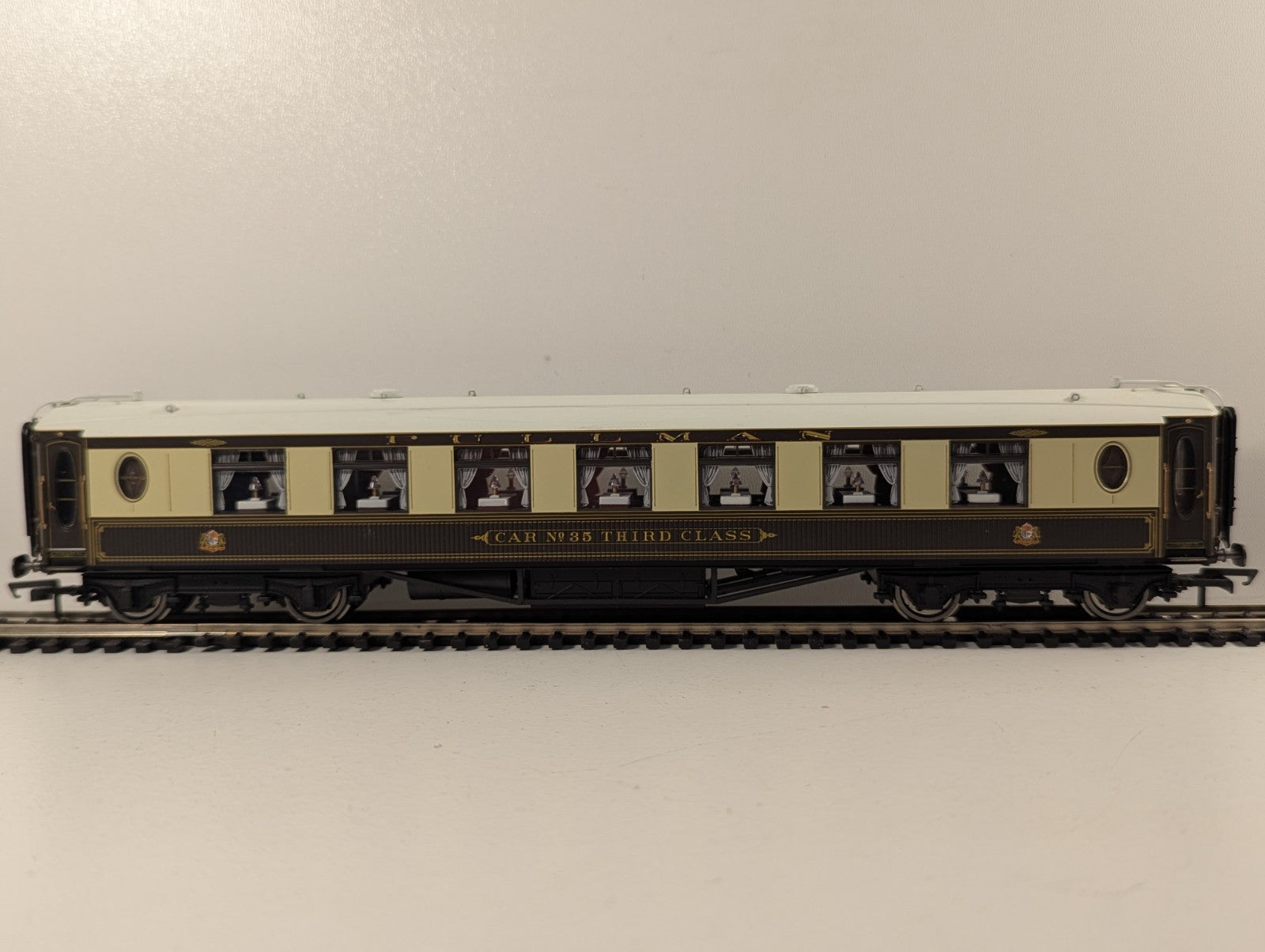 Hornby R4144 Pullman 3rd Class Parlour Car 'Car No. 35'  - Lights up