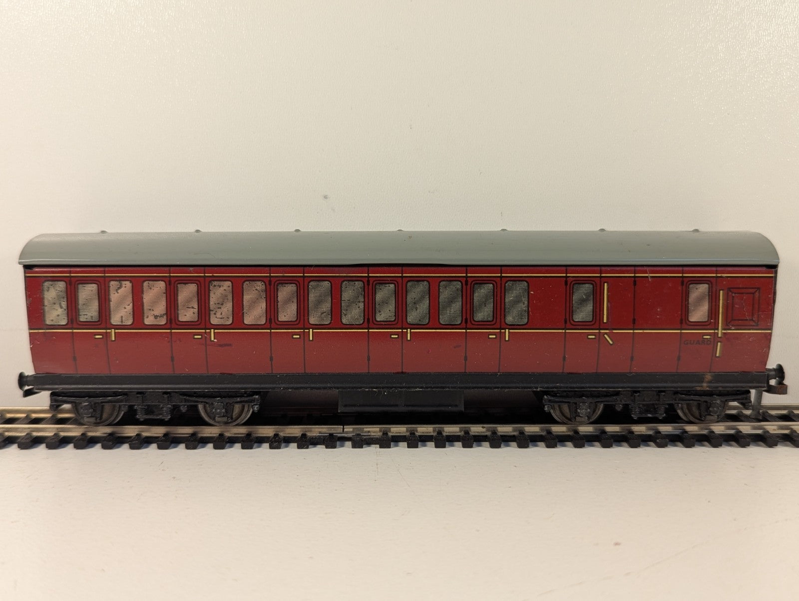 Hornby Dublo OO Gauge BR Mk1 Suburban Composite Brake Coach - Maroon