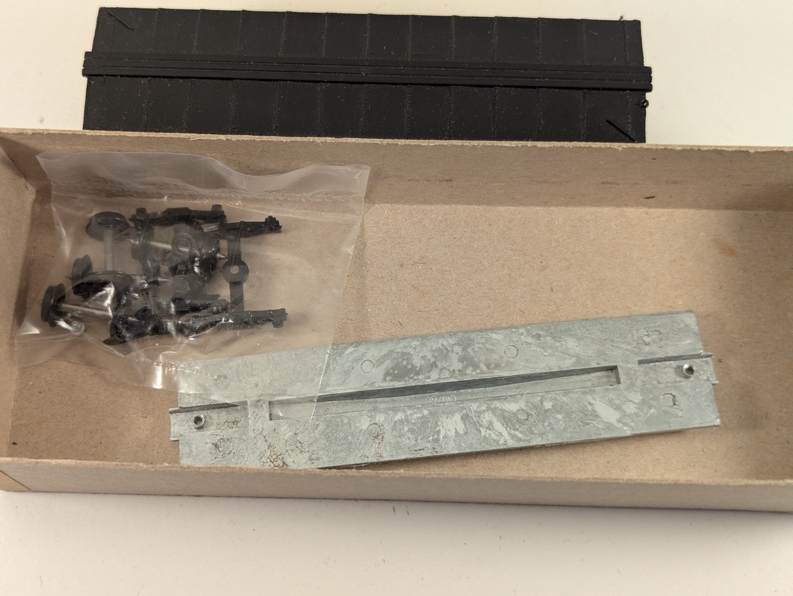 Roundhouse Products 3023 36' Billboard Box Car Kit HO Scale - Boxed