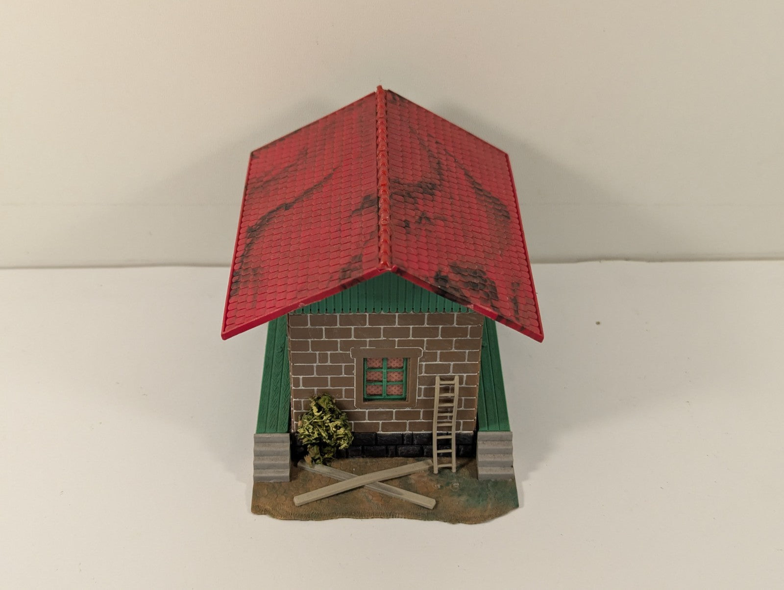 Trainstore HO Gauge Warehouse with Loading Ramps
