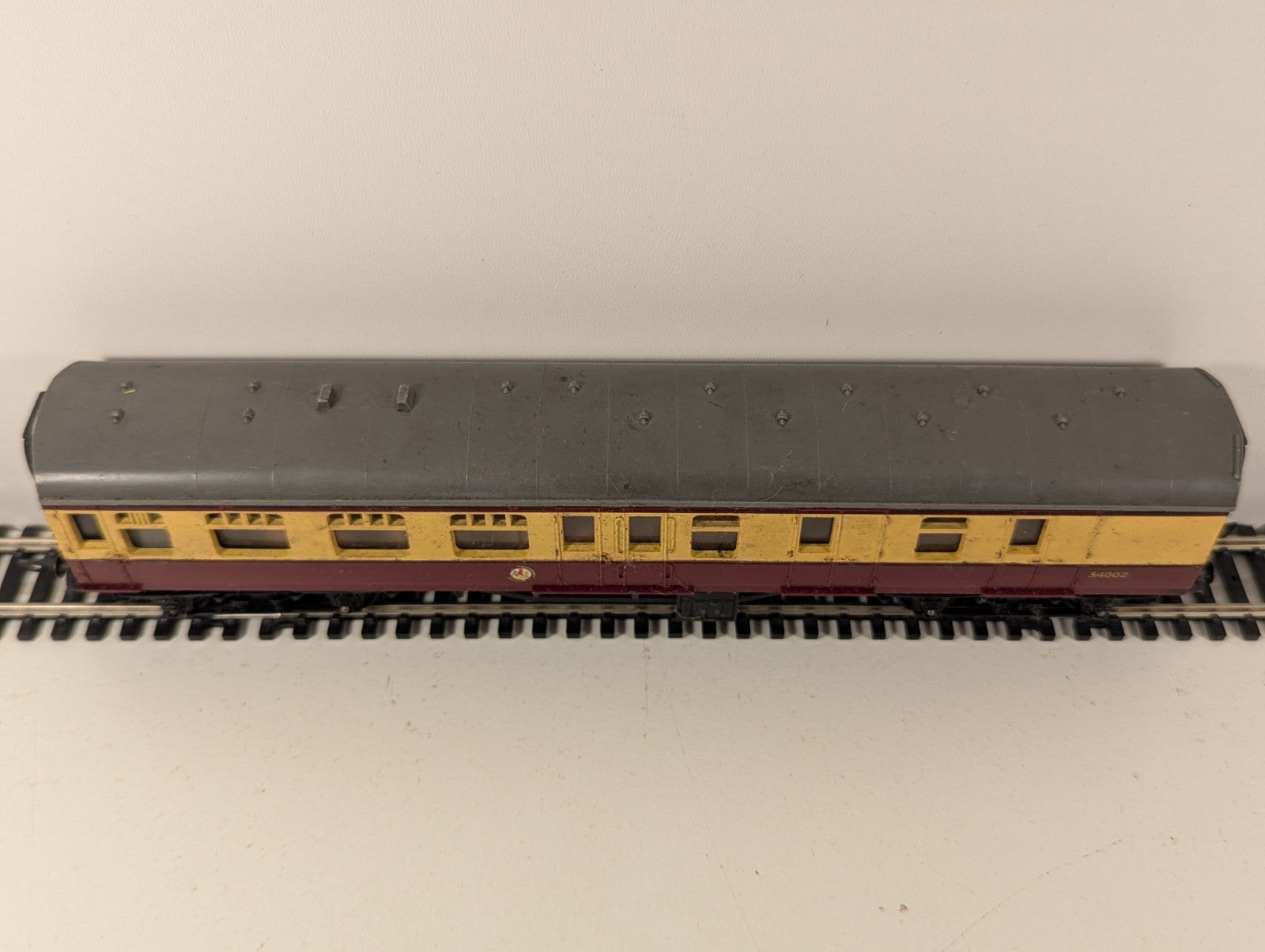 Tri-ang R28 OO Gauge BR Mk1 Brake 2nd Coach Crimson & Cream