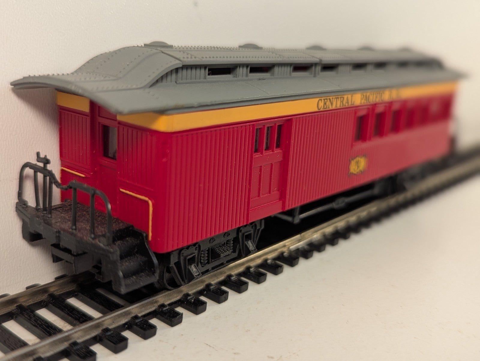Bachmann HO Scale 47' Old-Time Combine Coach - Central Pacific Railroad