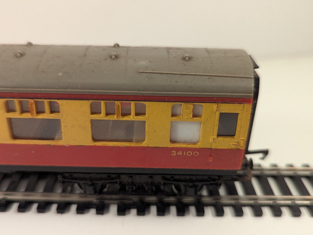 Hornby R928 BR Mk1 Composite Corridor Coach – Blood & Custard
