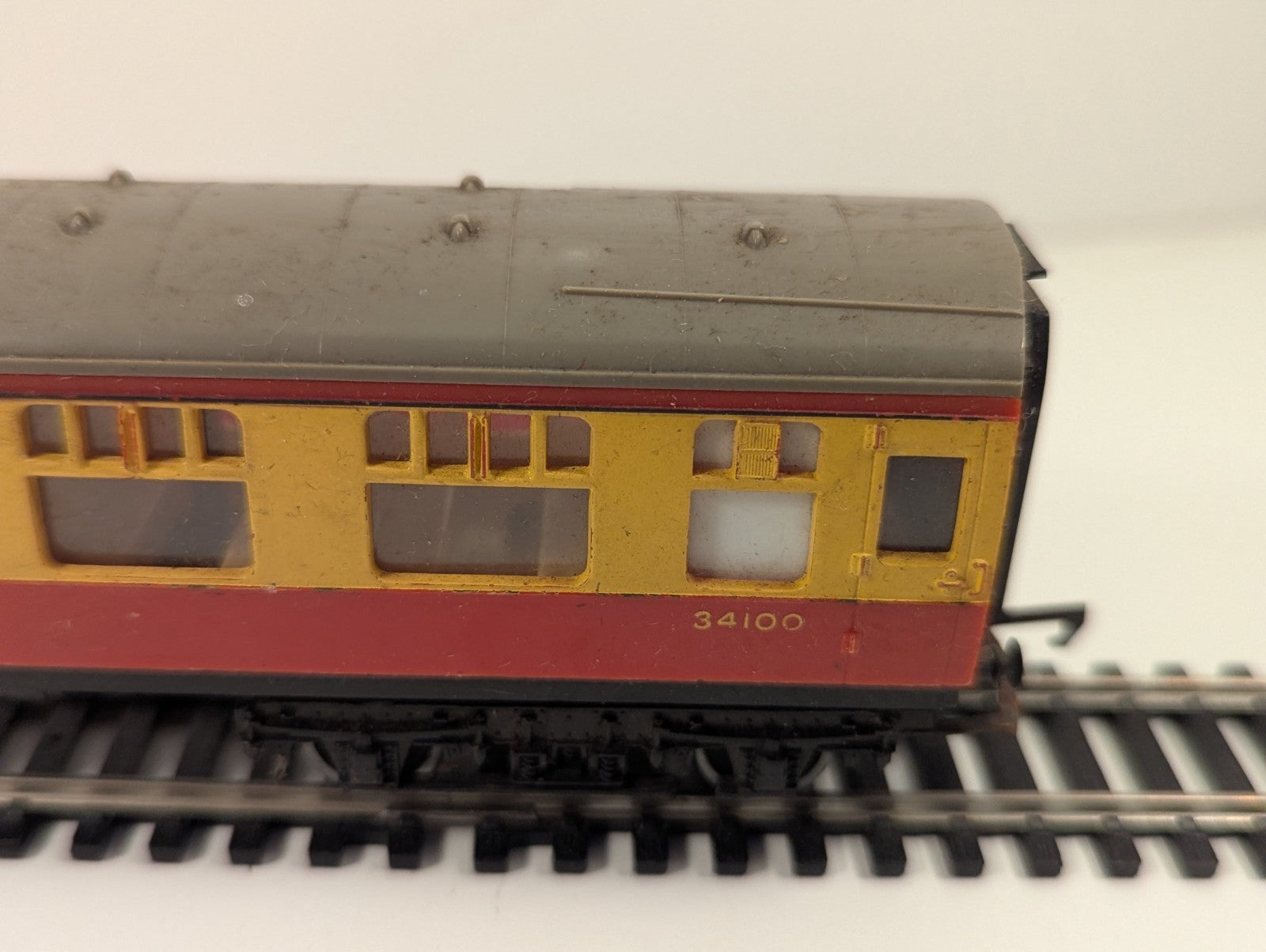 Hornby R928 BR Mk1 Composite Corridor Coach – Blood & Custard