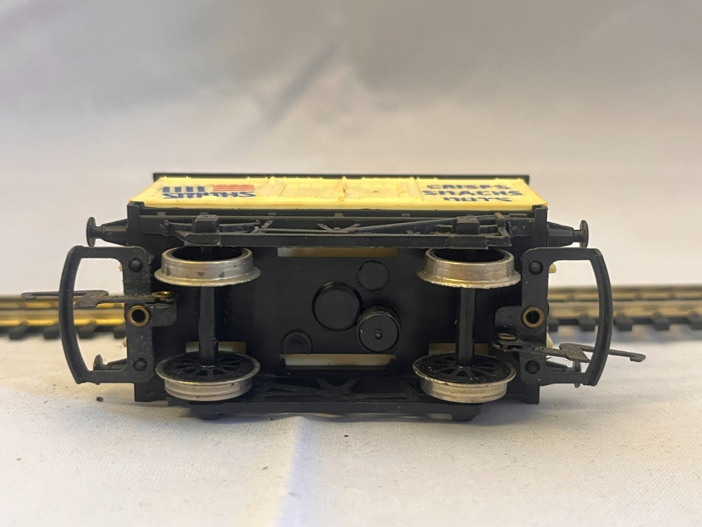 Hornby R135 OO Gauge Smiths Crisps Closed Van Wagon