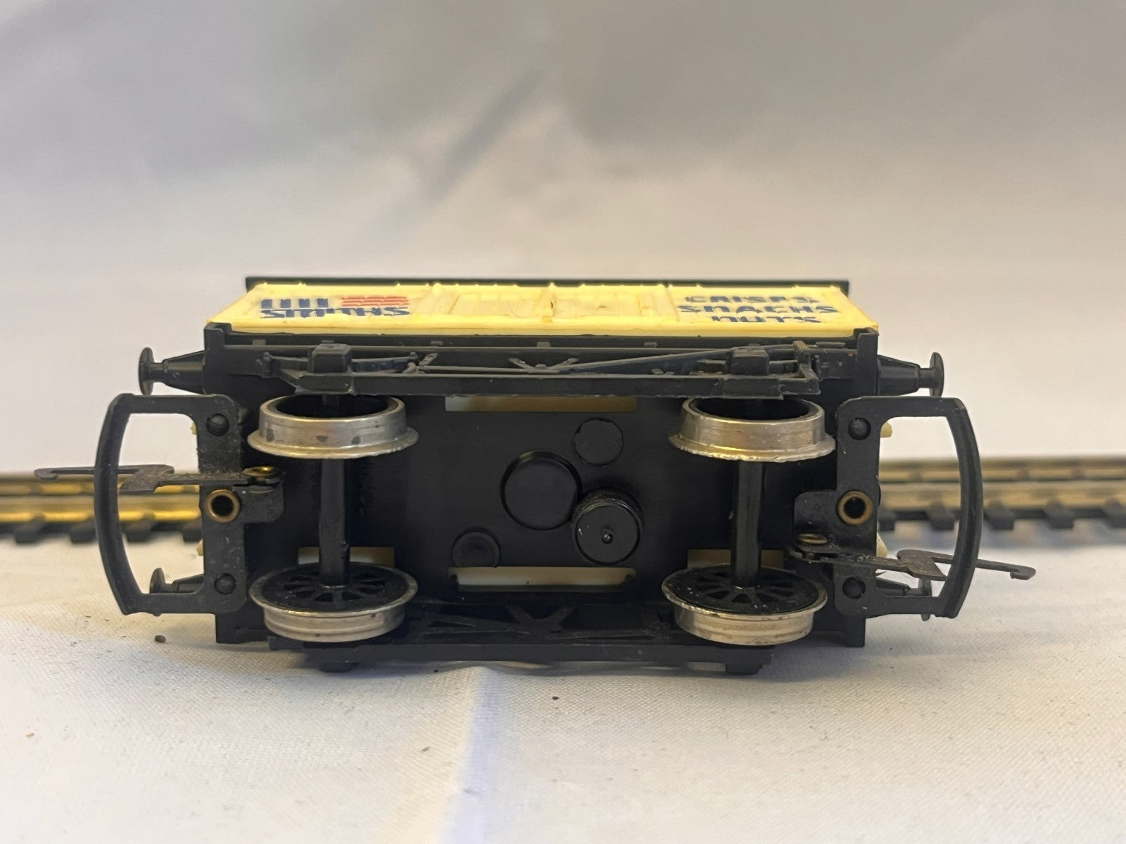 Hornby R135 OO Gauge Smiths Crisps Closed Van Wagon