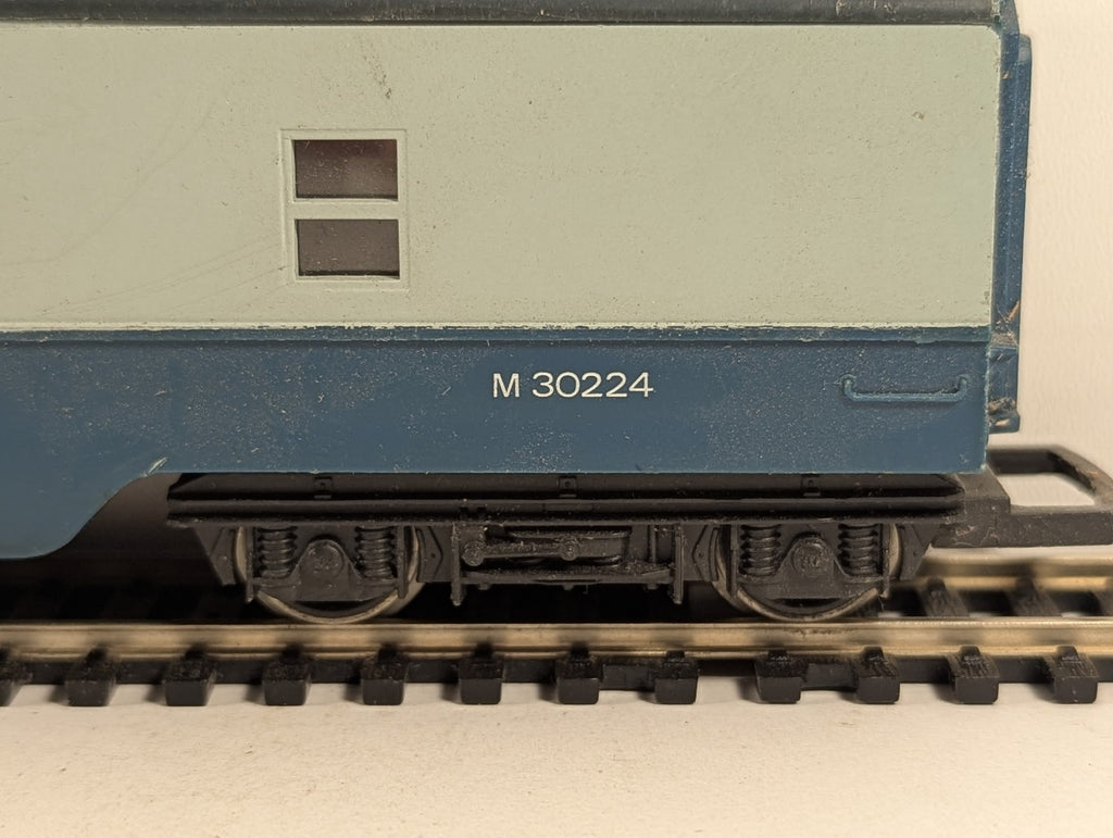 Hornby OO Gauge Operating Royal Mail Coach Passenger Coach M 30224
