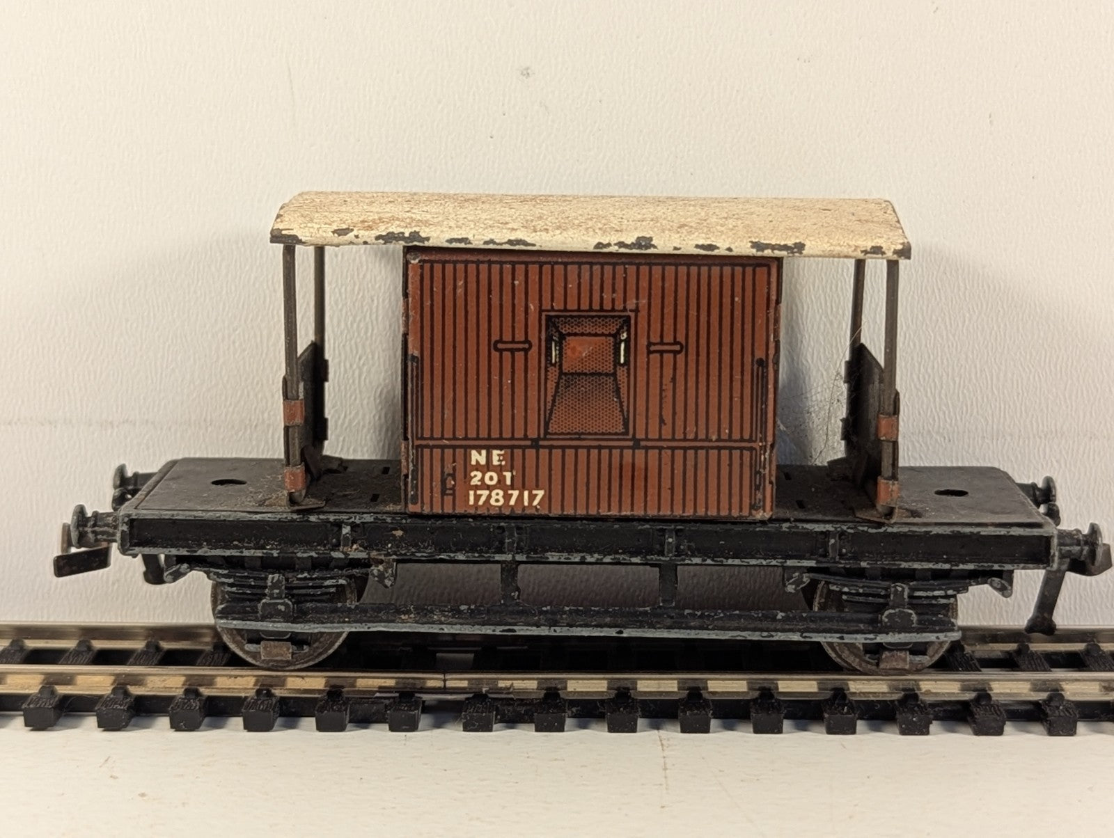 Hornby OO Gauge No. 1 Brake Van Goods Brake Van 178717 NE Brown