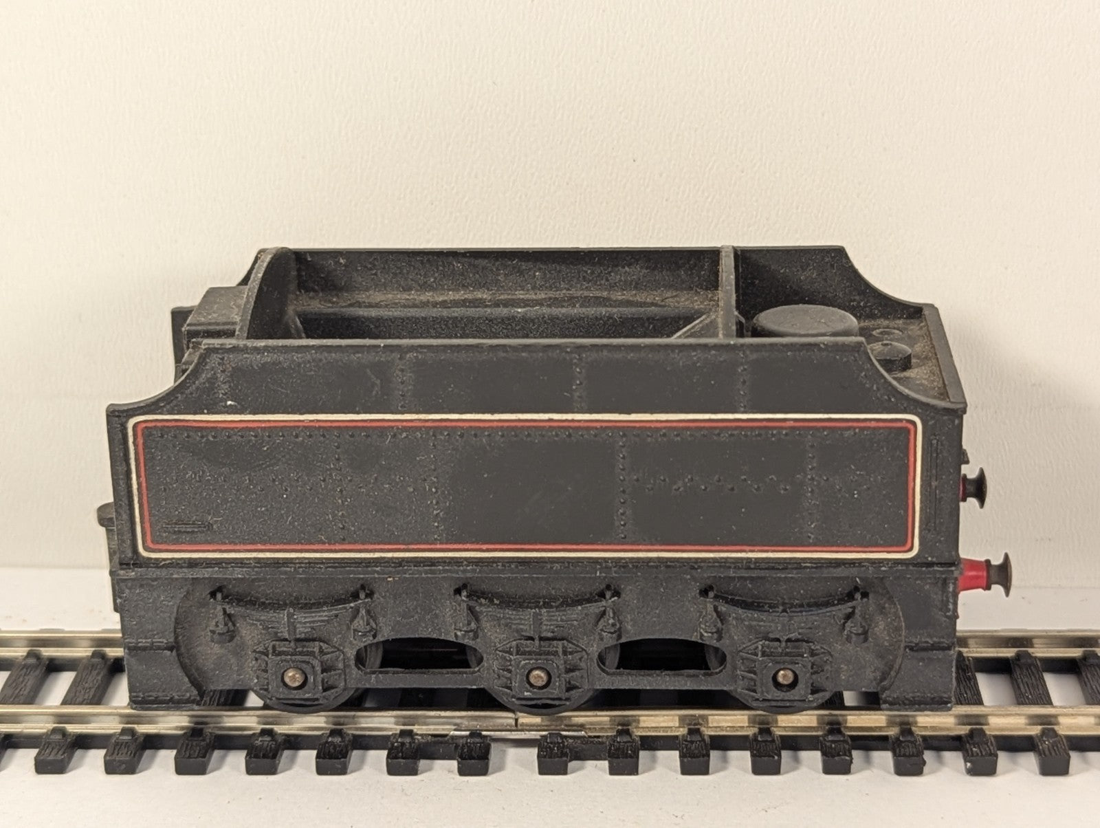 Tri-ang R33 OO Gauge BR Black Class 3F Tender – Missing Crest & Coupling