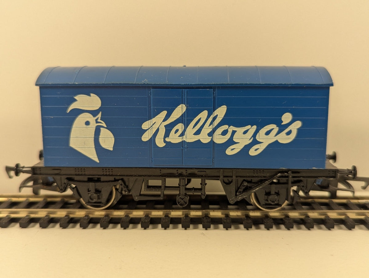 Hornby R222 OO Gauge Kelloggs Closed Van Wagon