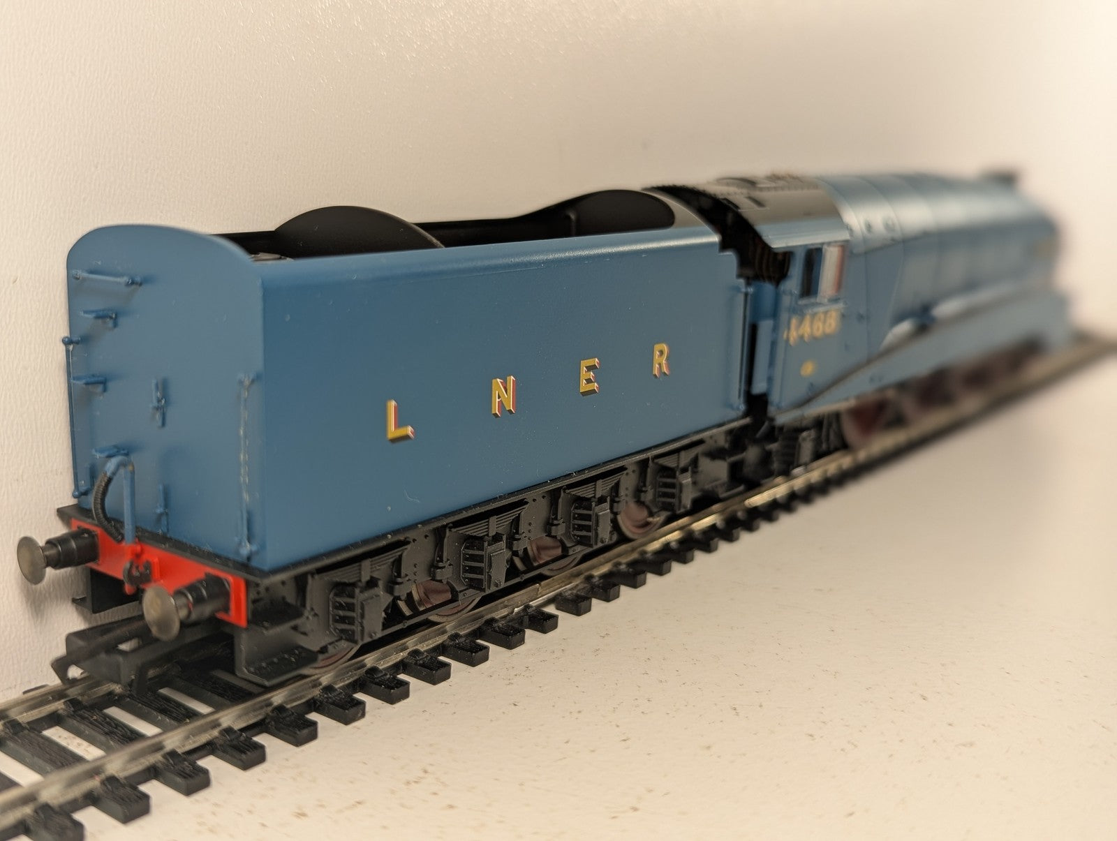 Hornby OO Gauge Class A4 'Mallard' Steam Locomotive 4468 LNER Garter Blue R2339