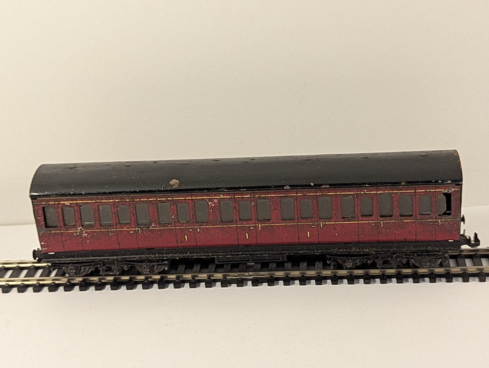 Hornby Tinplate OO Gauge Maroon Suburban Coach