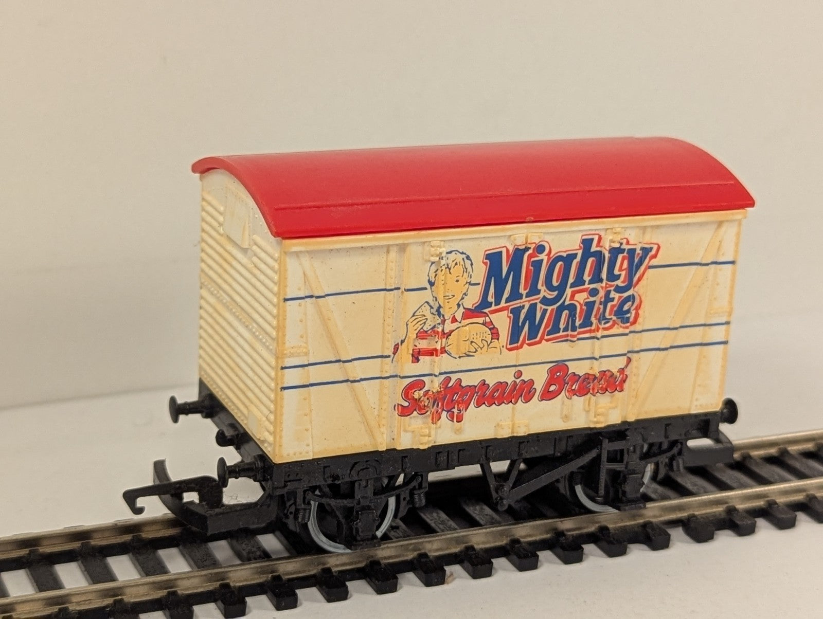 Hornby R726 Mighty White Softgrain Bread Closed Van OO Gauge