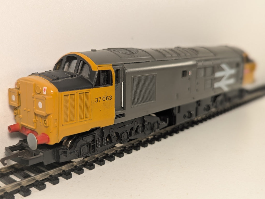 Hornby OO Gauge Class 37 Locomotive 37063 BR Railfreight Grey R075